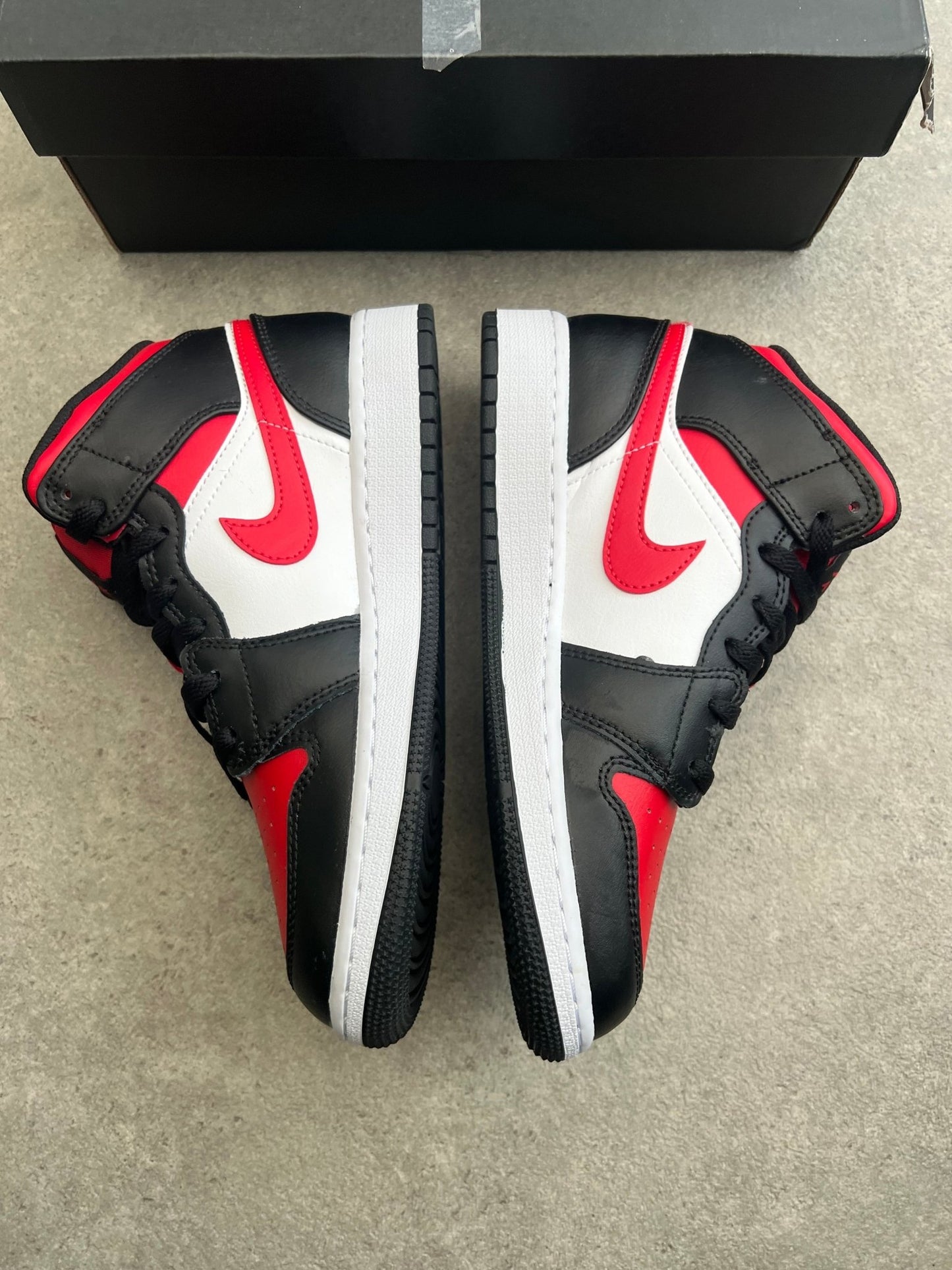 Nike - Jordan 1 Mid Black Fire Red (GS) - Heat Providers