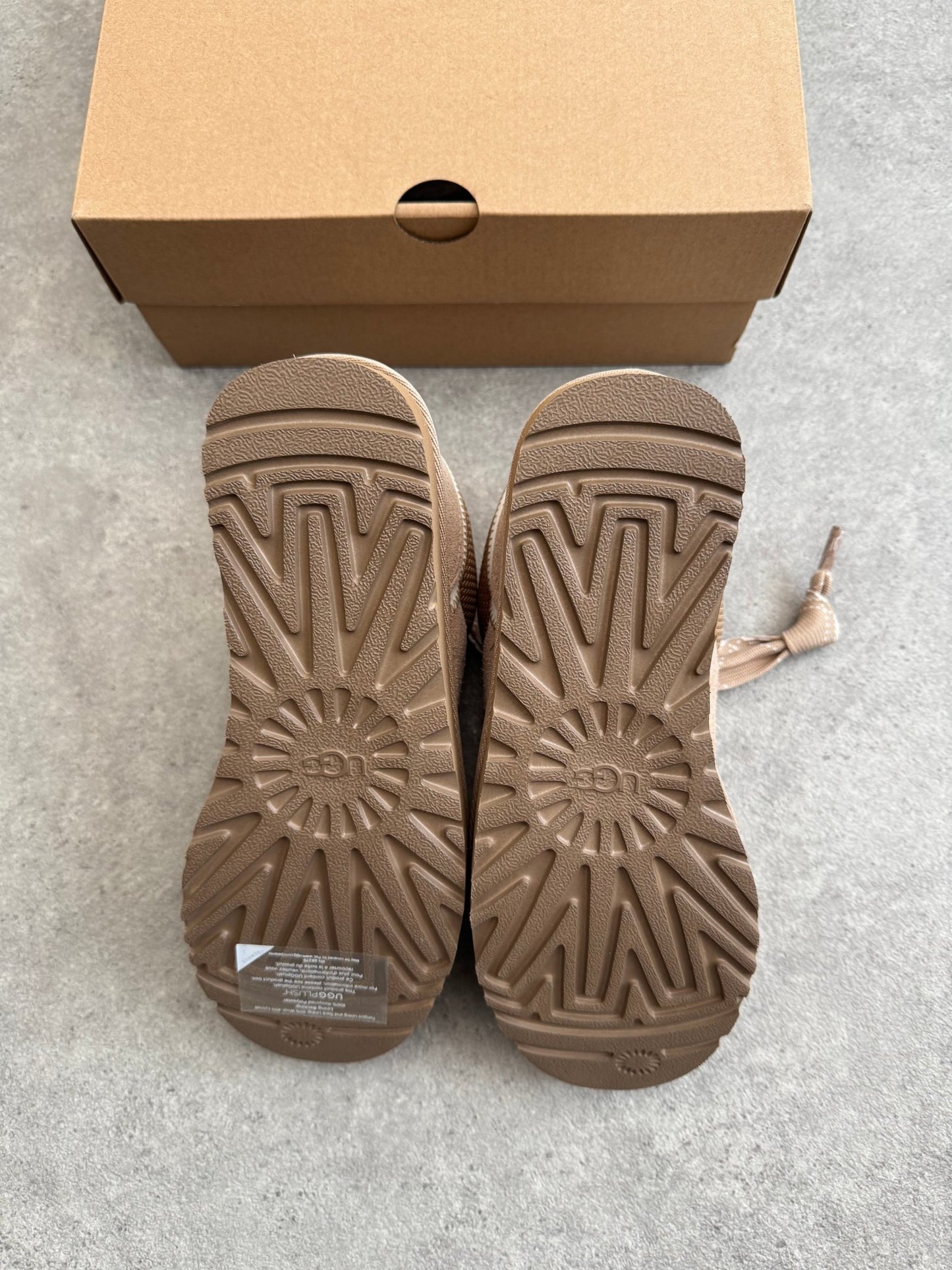 UGG - UGG Lowmel Sand (W) - Heat Providers