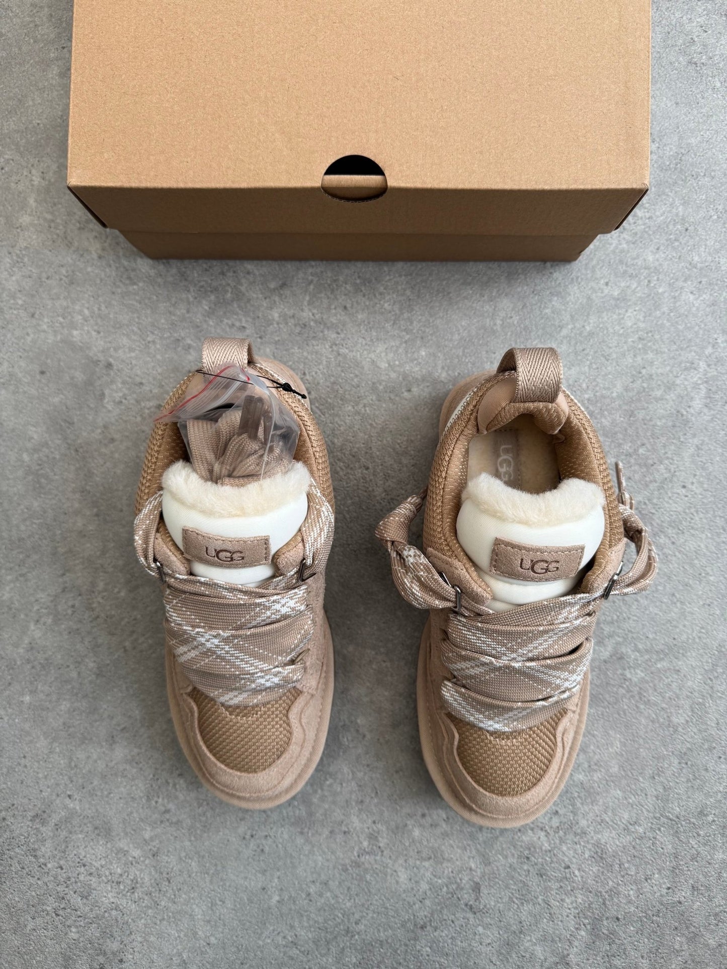 UGG - UGG Lowmel Sand (W) - Heat Providers