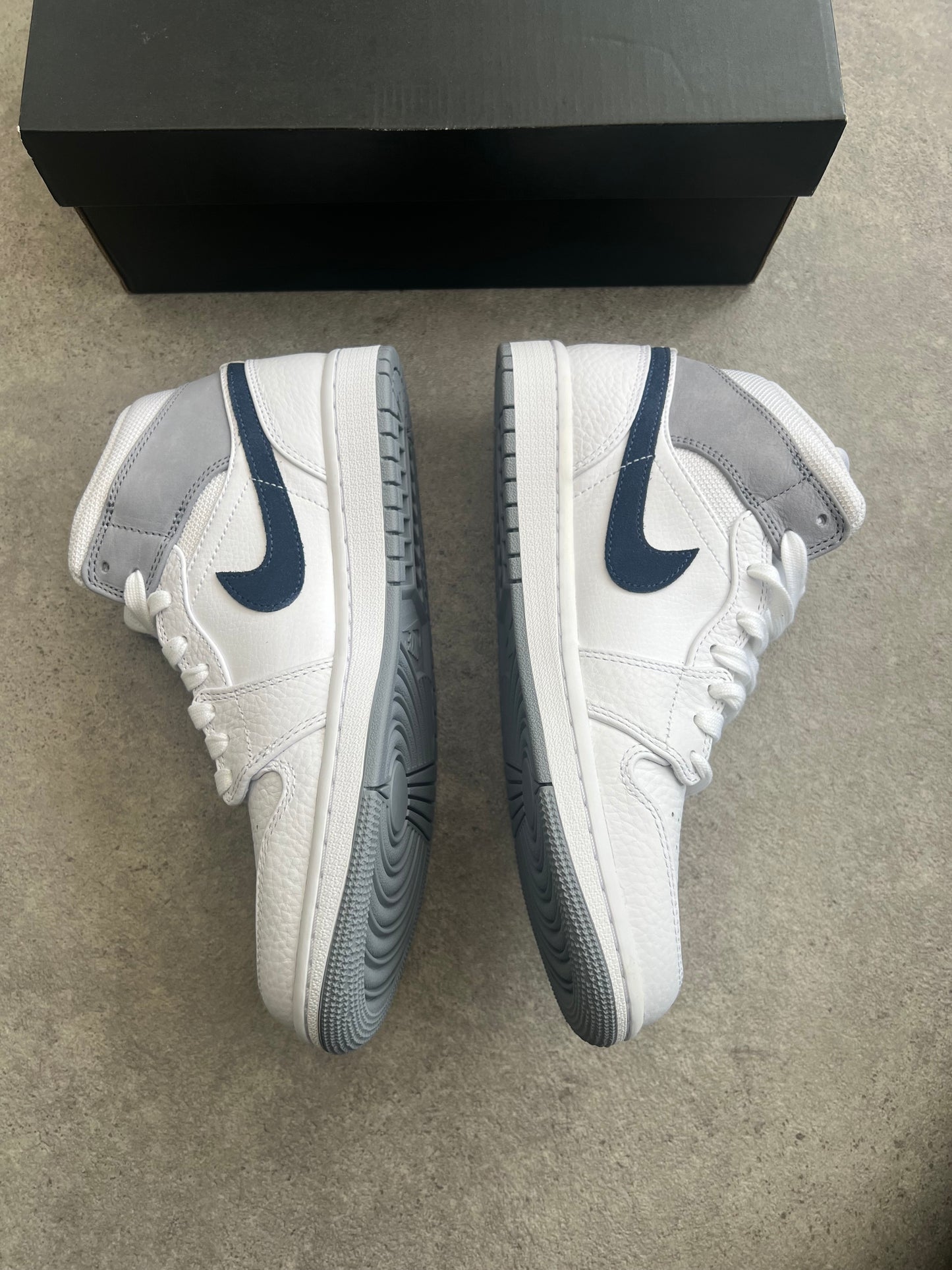 Jordan 1 Mid Paris White