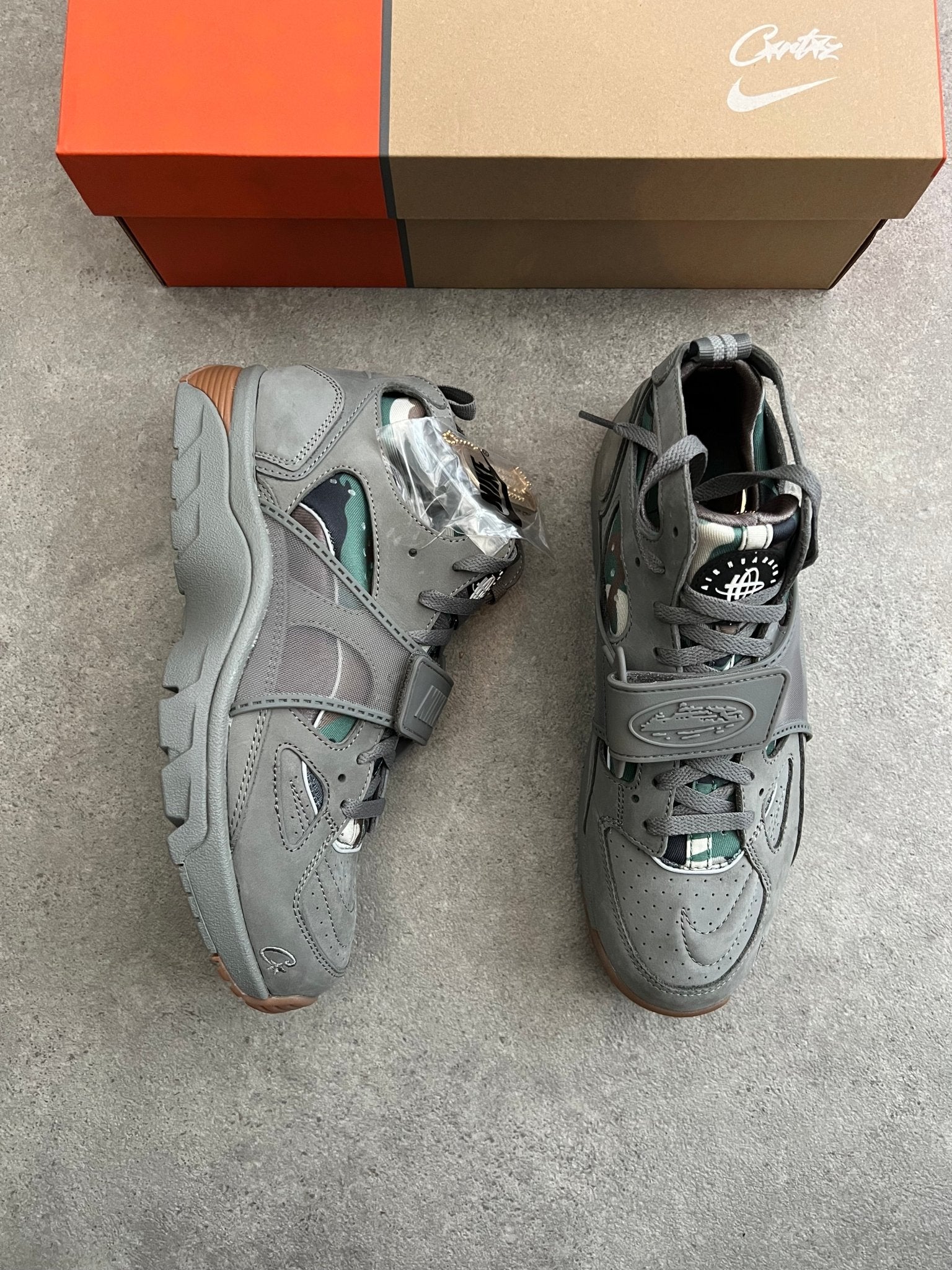 Nike - Air Trainer Huarache Corteiz Gully Grey - Heat Providers