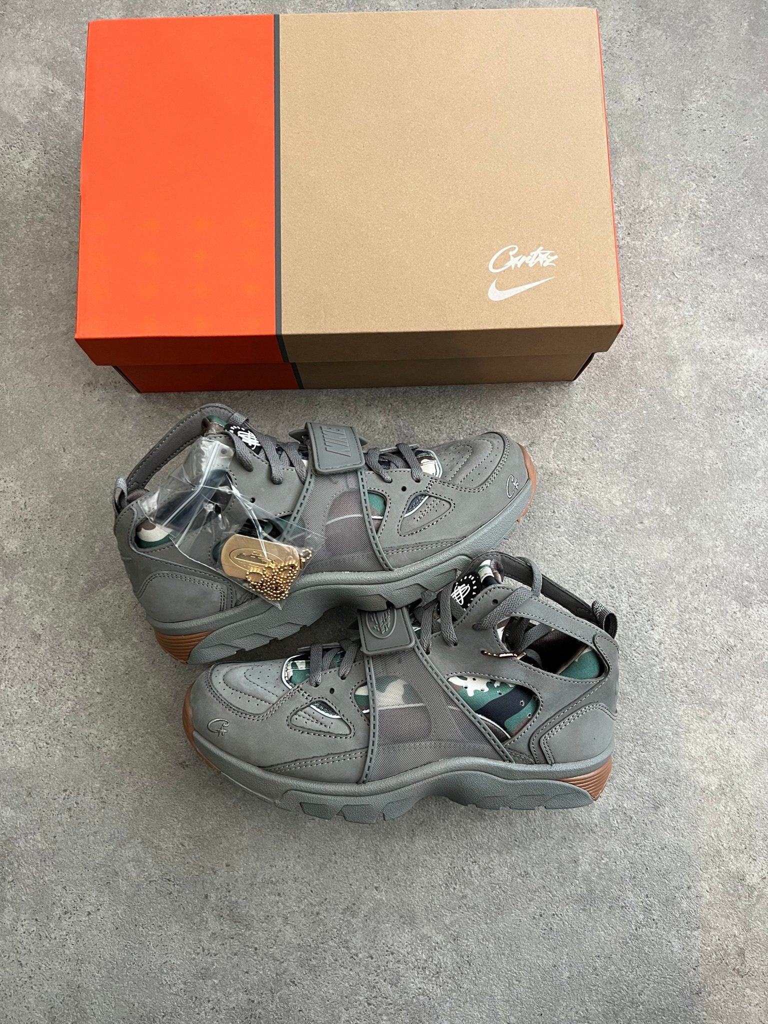 Nike - Air Trainer Huarache Corteiz Gully Grey - Heat Providers