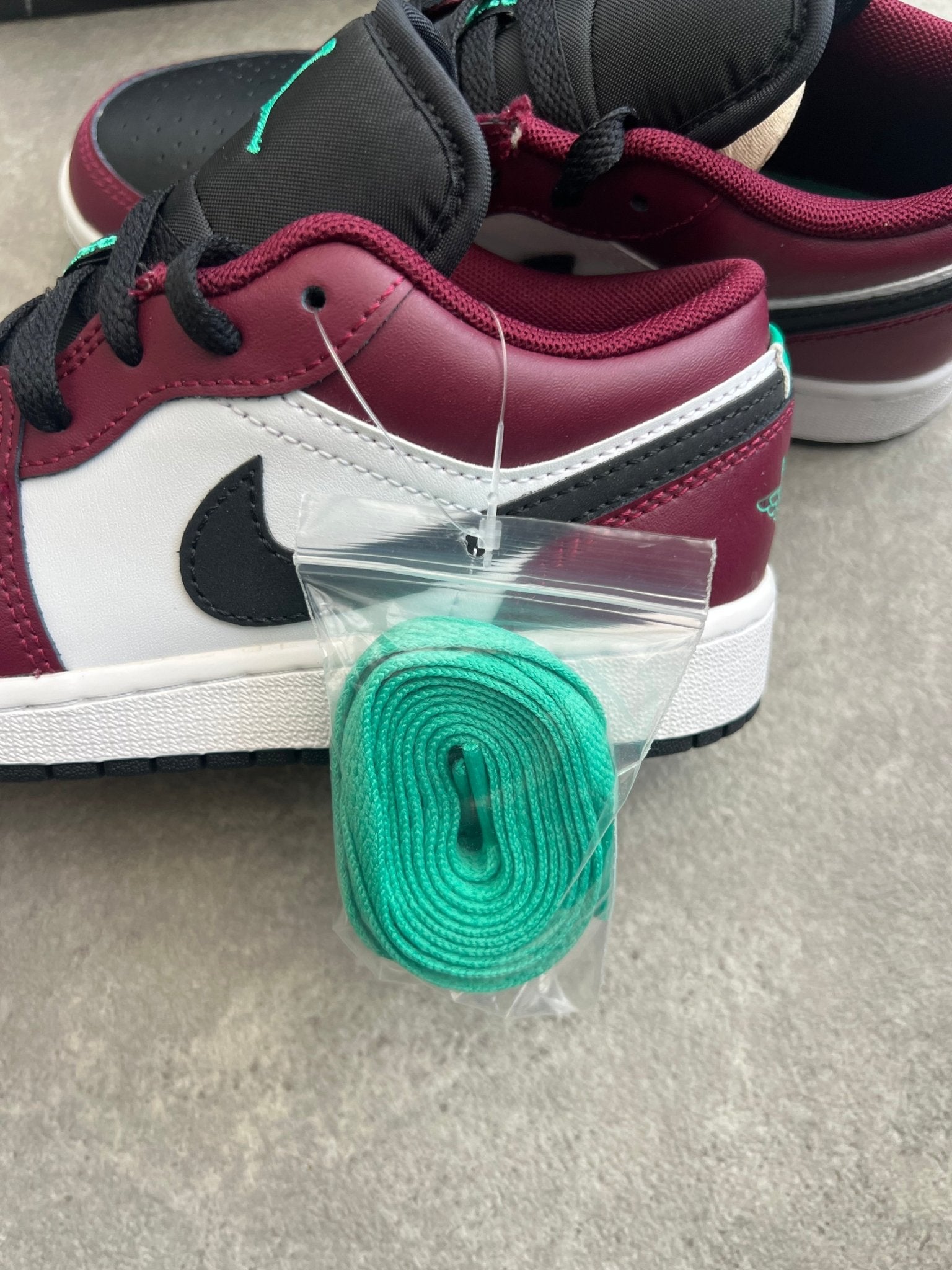 Nike - Jordan 1 Low Beetroot (GS) - Heat Providers