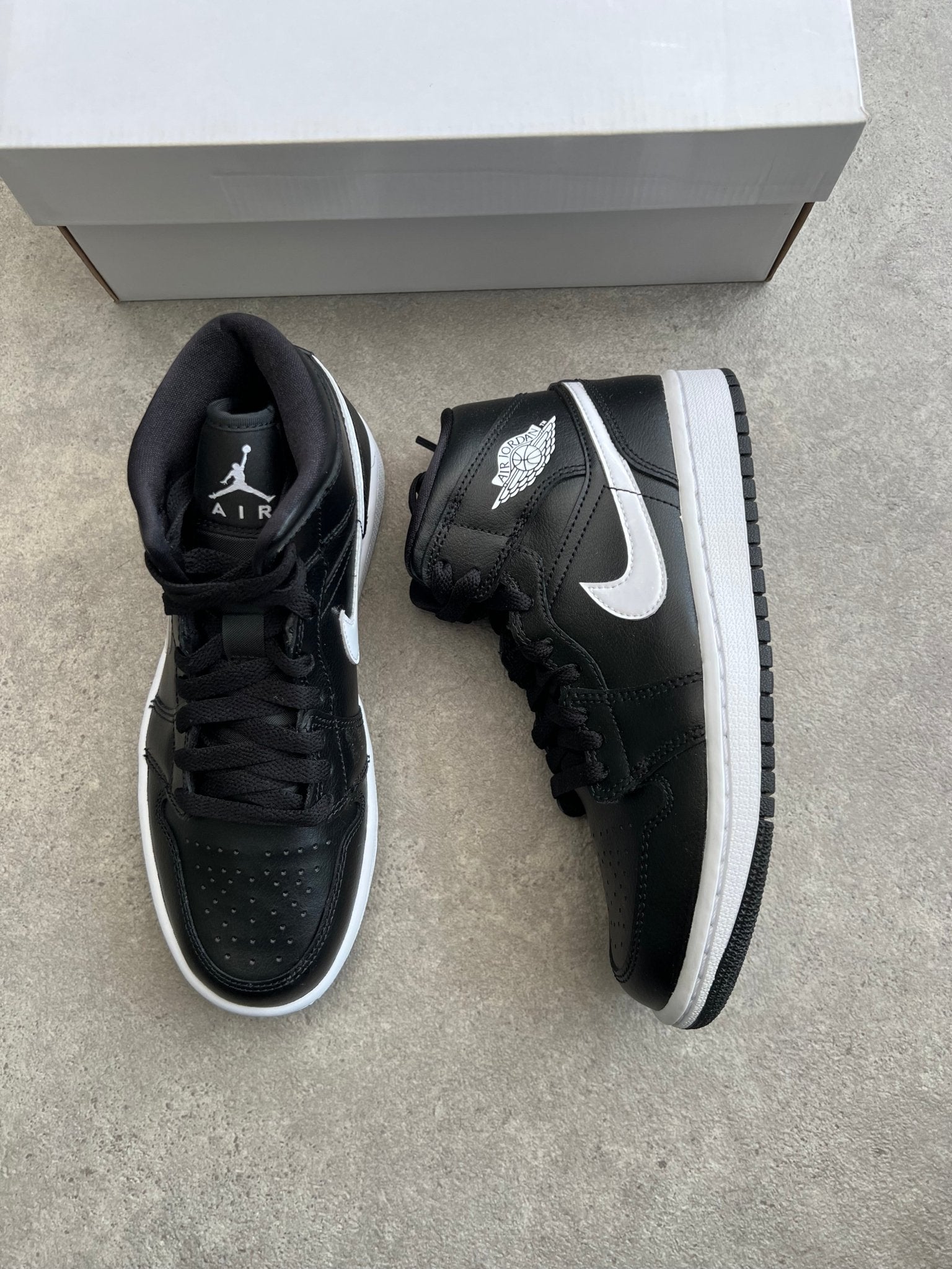 Nike - Jordan 1 Mid Black White (W) - Heat Providers